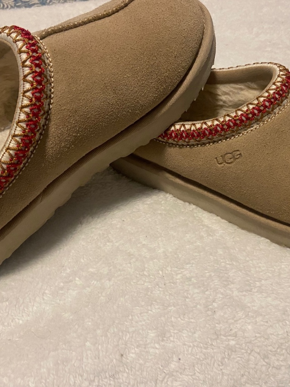 Womens UGG Tasman sandy/red cherry colored size 8